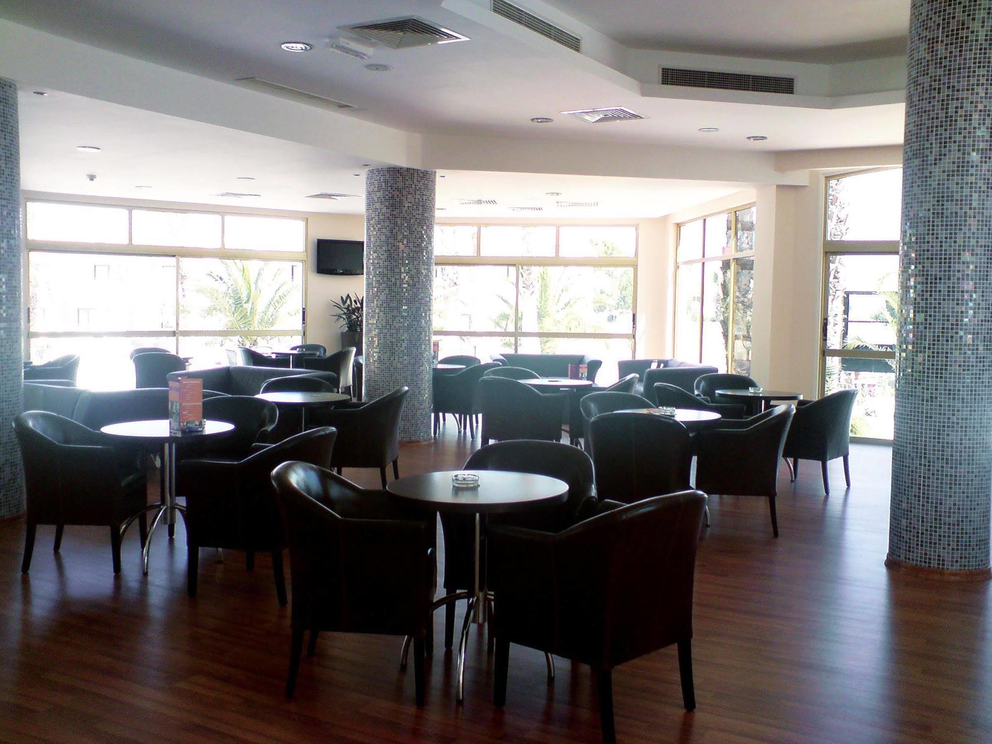 Crown Resorts Henipa Ларнака Екстериор снимка