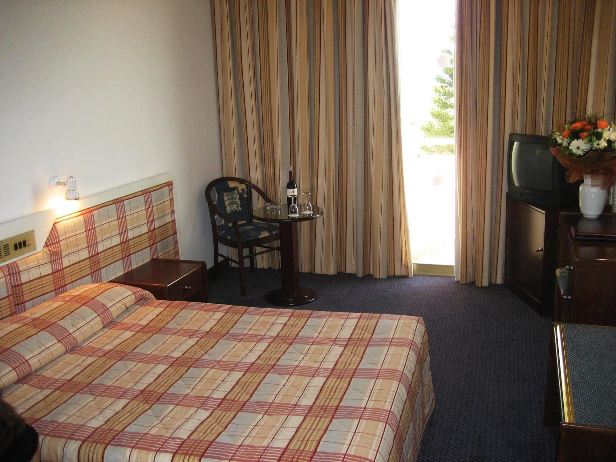 Crown Resorts Henipa Ларнака Екстериор снимка
